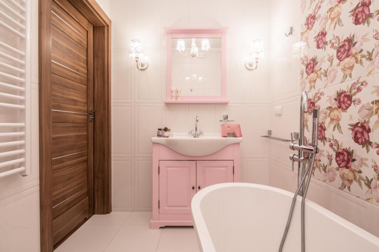 One-Bedroom Apartment Bath