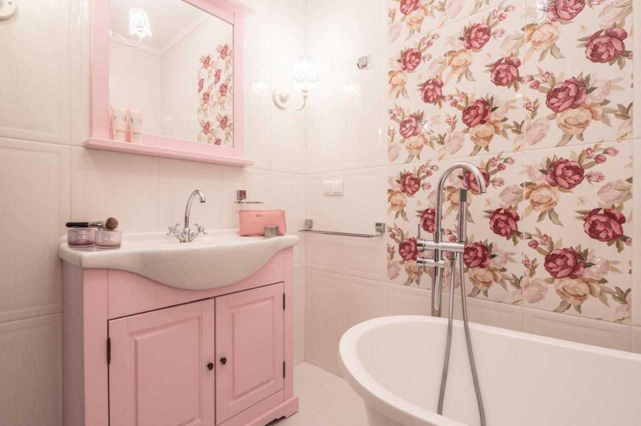 One-Bedroom Apartment Bath