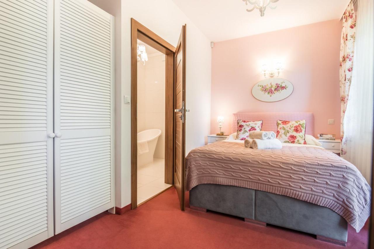 One-Bedroom Apartment Bath