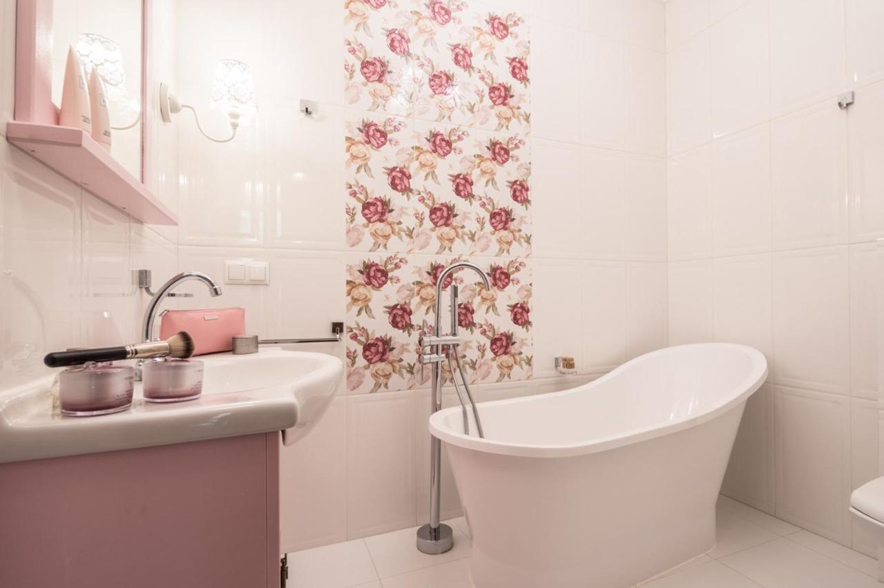 One-Bedroom Apartment Bath