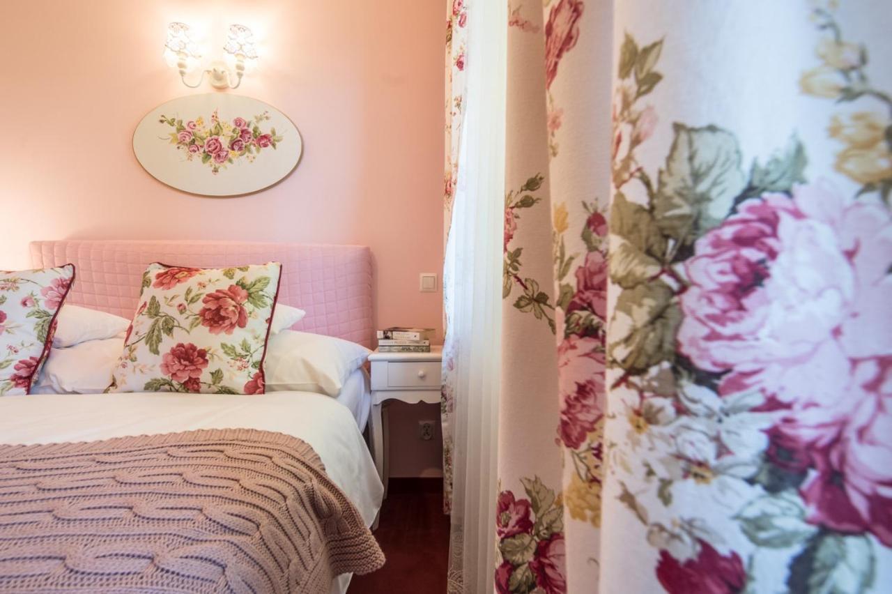 One-Bedroom Apartment Bath